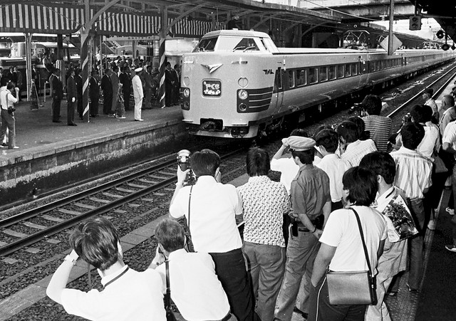 ２代目やくもの一番列車を見に集まった鉄道ファンら＝１９８２年７月１日、岡山駅
