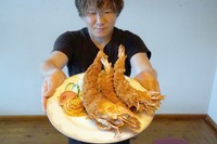 武田屋が食べ放題で提供するエビフライ。左が特大サイズ