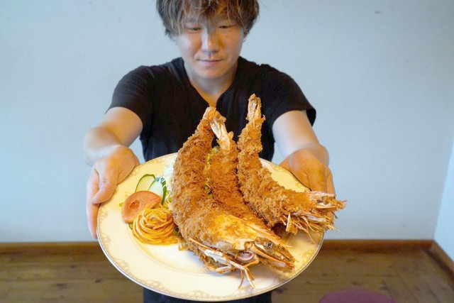 武田屋が食べ放題で提供するエビフライ。左が特大サイズ