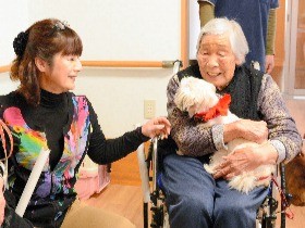 犬とのふれ合いがお年寄りを笑顔に　老人ホームで癒やし体験