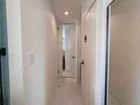 外から部屋の中が見える扉を採用