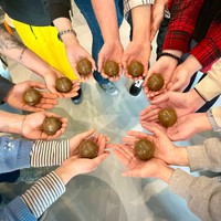 オランダで開催した泥だんごのワークショップ。思い思いの作品ができました（画像提供：noriko 世界泥だんご協会会長（仮）さん）