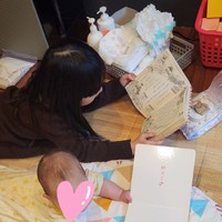 妹が乱入してきてもお構いなし！読書が大好きな7歳姉／はぁどっこい」さん（@goegoecue）提供