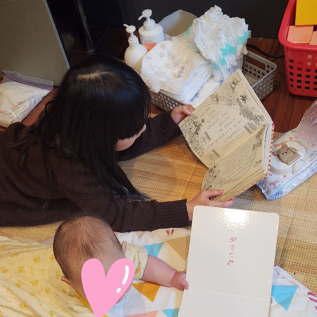 妹が乱入してきてもお構いなし！読書が大好きな7歳姉／はぁどっこい」さん（@goegoecue）提供