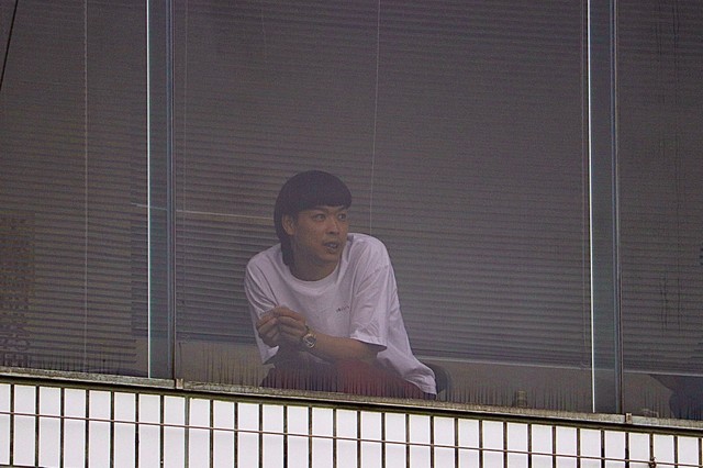 休憩中にレースを観戦するエースさん。ファンに気付くと…