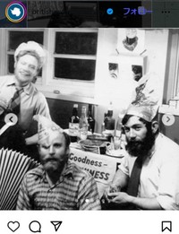 1958年に南極で同僚とクリスマスを祝うデニスさん(右)＝英国南極調査隊のインスタグラム＠biritshantarcticsurveyより