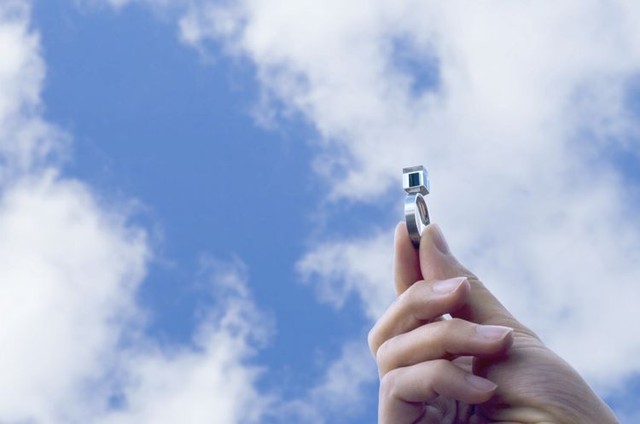 スモッグフリータワーで集めた大気中の汚染物質でつくったスモッグフリーリング=Daan Roosegaarde提供