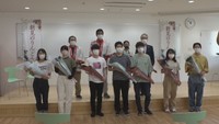 新型コロナの影響で帰省できない学生の故郷にリンドウを贈る