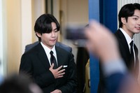 米ホワイトハウスの記者会見室に入るBTSのメンバー