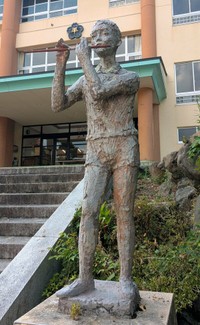 旧平屋小の笛を吹く少年像。在校生がモデルになった