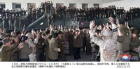 11月18日に行われた新型大陸間弾道ミサイル（ICBM）「火星17」の試射に関し、軍人や科学者らを激励する金正恩朝鮮労働党総書記