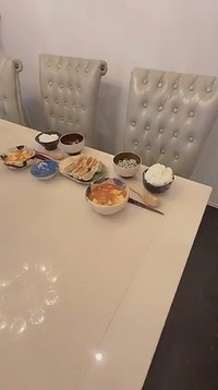 食卓には麻婆豆腐と餃子が並んでいる／YouTubeチャンネル「イサムとみどり」（@ISAMUtoMIDORI）さん提供
