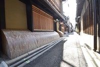 「犬矢来（いぬやらい）」とは、景観を損なうことなく外からの視線を遮り、雨や泥の跳ね返り、犬のマーキングなどから外壁を守る竹製の柵（画像提供：花街ぞめき、正脇良平 Ryohei Masawakiさん）