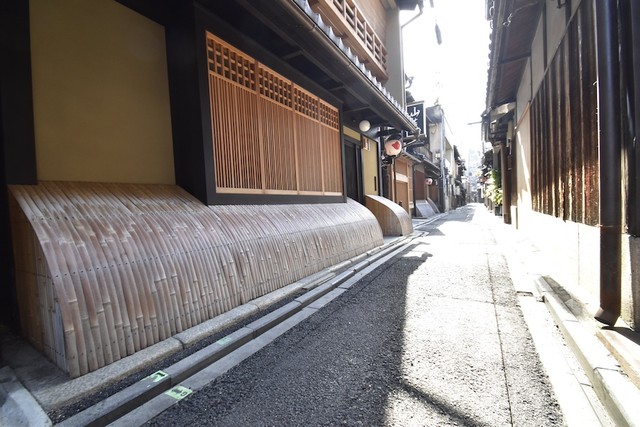 「犬矢来（いぬやらい）」とは、景観を損なうことなく外からの視線を遮り、雨や泥の跳ね返り、犬のマーキングなどから外壁を守る竹製の柵（画像提供：花街ぞめき、正脇良平 Ryohei Masawakiさん）