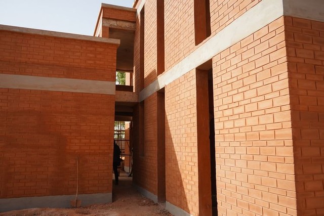 ジンガ・ンブップさんが設計した建設中の「土の家」。地元のラテライトにセメントを混ぜて圧縮、日干してつくる土れんがを使っている＝2023年12月22日、セネガル西部ガパル、荒ちひろ撮影