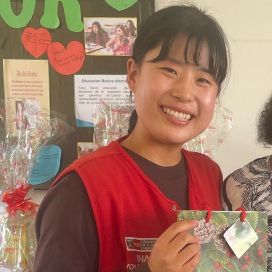 ボランティアとして働いていた児童養護施設でクリスマスプレゼントを受け取るゆきさん＝ペルー南部タクナ、ゆきさん提供
