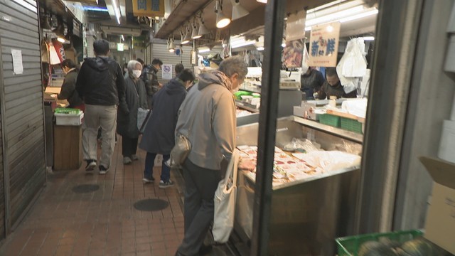 最後の年末営業になる「岡ビル市場」は年越しや正月用品を求める人らが訪れる