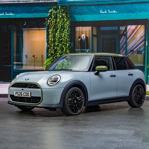 MINIとポール・スミスによる新作は、シグネチャーストライプが必見ポイント。