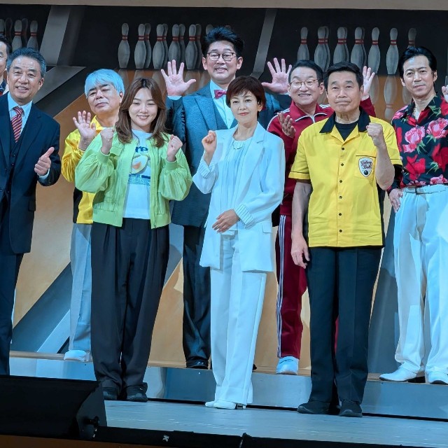 （前列左から）渡辺正行、野呂佳代、沢口靖子、三宅裕司（後列同）深沢邦之、小倉久寛、ビビる大木、春風亭昇太、東貴博＝2026年