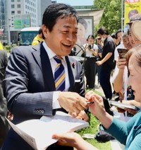 握手やサイン攻めにあう国民民主党の玉木雄一郎代表＝神戸市内