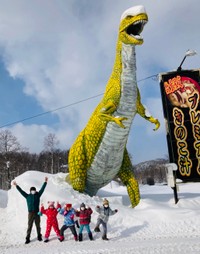 地元の保育園児と記念撮影（提供画像）