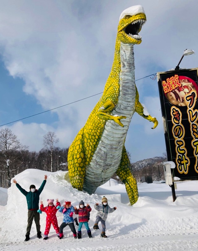地元の保育園児と記念撮影（提供画像）