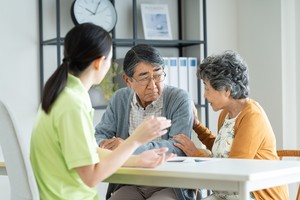 親が生きているうちに名義変更すべき？　相続税対策や注意点を解説