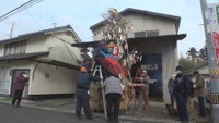 正月飾りで作った「とんど」を山車にして町を練り歩く
