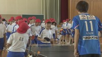 卓球・岡山リベッツの田添響監督兼選手と白神宏佑総監督が小学校を訪問