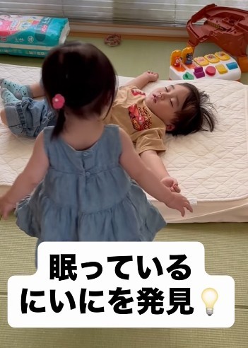 お昼寝をしている兄を発見した妹は…（提供：@lise_1228さん）

