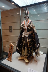 なで肩でふっくらと着付けられた一般的な文楽人形