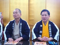 「第32回 彦八まつり」の実行委員長を務める桂吉弥（右）と上方落語協会会長・笑福亭仁智