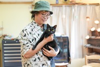 夜ちゃんを抱っこする溝脇さん