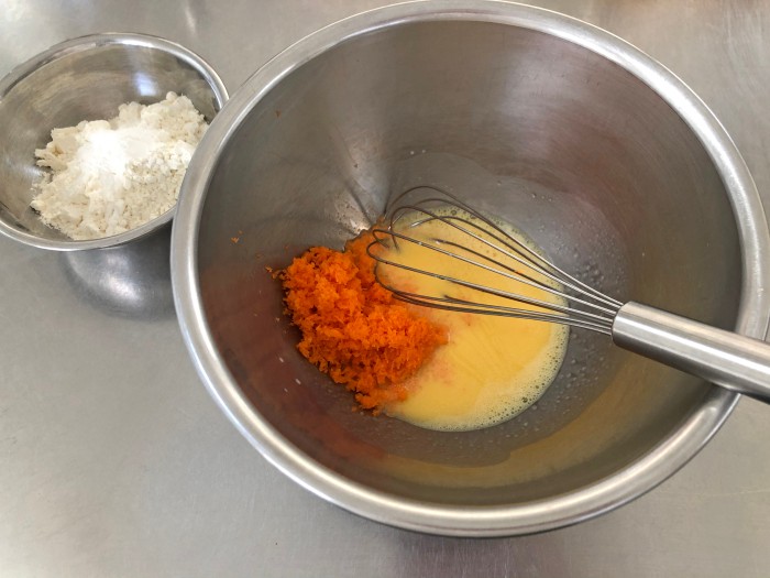 1.ボウルに卵を割りほぐし、豆乳、油を入れて泡立て器で混ぜる。ニンジンを加えてゴムベラでよく混ぜる。