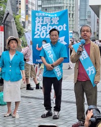 思い出のある旧・新宿アルタ前で（左から）社民党の福島瑞穂党首、ラサール石井の応援演説をする「コント赤信号」の小宮孝泰＝都内のＪＲ新宿駅東口