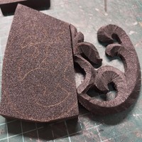 装飾品は、カッターやデザインナイフで切り取っていく。間違えて切ってしまったらやり直し！というストイックさ。