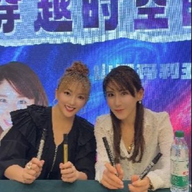 中国・北京で特撮ドラマ「ウルトラマンダイナ」のファンと交流した山田まりや（左）と斉藤りさ