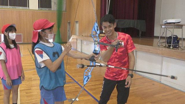 児童と交流する中西絢哉選手　宇野小学校　岡山・中区原尾島