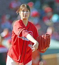 真っ赤なカープユニで登場した塚本恋乃葉＝マツダ