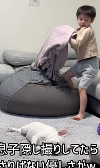 自然に毛布を手に取る息子くん…！（提供：＠burufamiさん）
