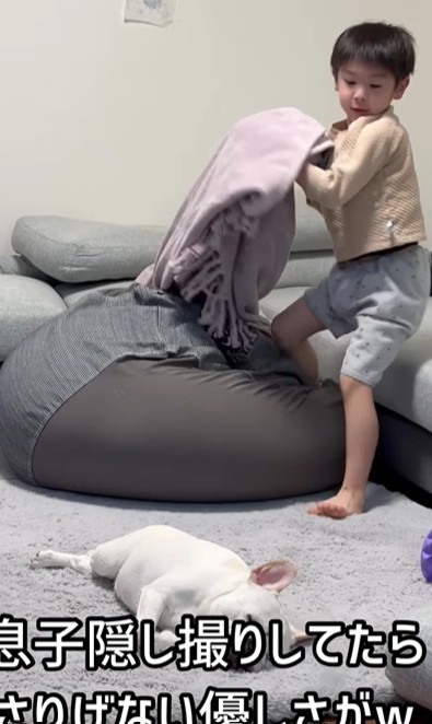 自然に毛布を手に取る息子くん…！（提供：＠burufamiさん）
