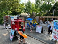 「ごっこ遊び」の店舗などが所狭しと並ぶ広場