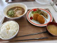 別日の社食1。コロッケ、ラーメン、ご飯、お味噌汁。サラダと副菜もついてバランスも良い／ちゃんくさん（@Wang_chank）提供