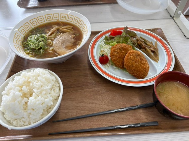 別日の社食1。コロッケ、ラーメン、ご飯、お味噌汁。サラダと副菜もついてバランスも良い／ちゃんくさん（@Wang_chank）提供