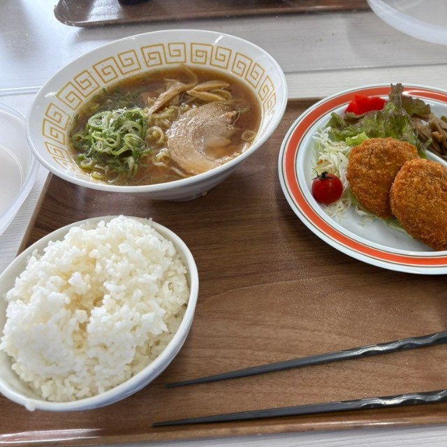 別日の社食1。コロッケ、ラーメン、ご飯、お味噌汁。サラダと副菜もついてバランスも良い／ちゃんくさん（@Wang_chank）提供