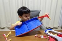 船底部の赤の塗装と乾燥が終わり、マスキングテープを剥がしている（小倉沙耶さん提供）