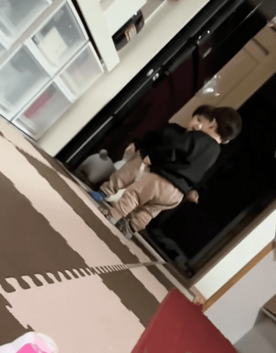 楽しそうに遊ぶ双子兄弟を、ママがこっそり隠し撮り（提供：@maikoneneさん）