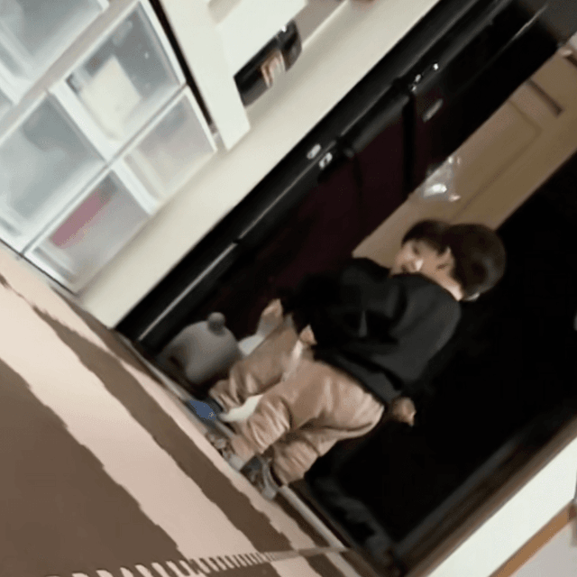 楽しそうに遊ぶ双子兄弟を、ママがこっそり隠し撮り（提供：@maikoneneさん）