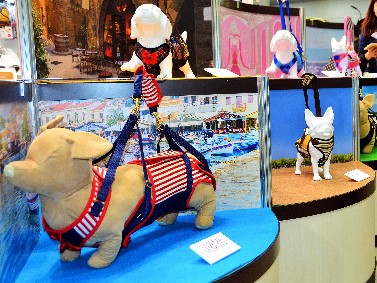 足腰弱った老犬用のハーネスを開発　学生服メーカーのトンボ