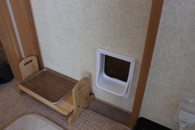 家の中には猫専用の出入り口があちこちにあります